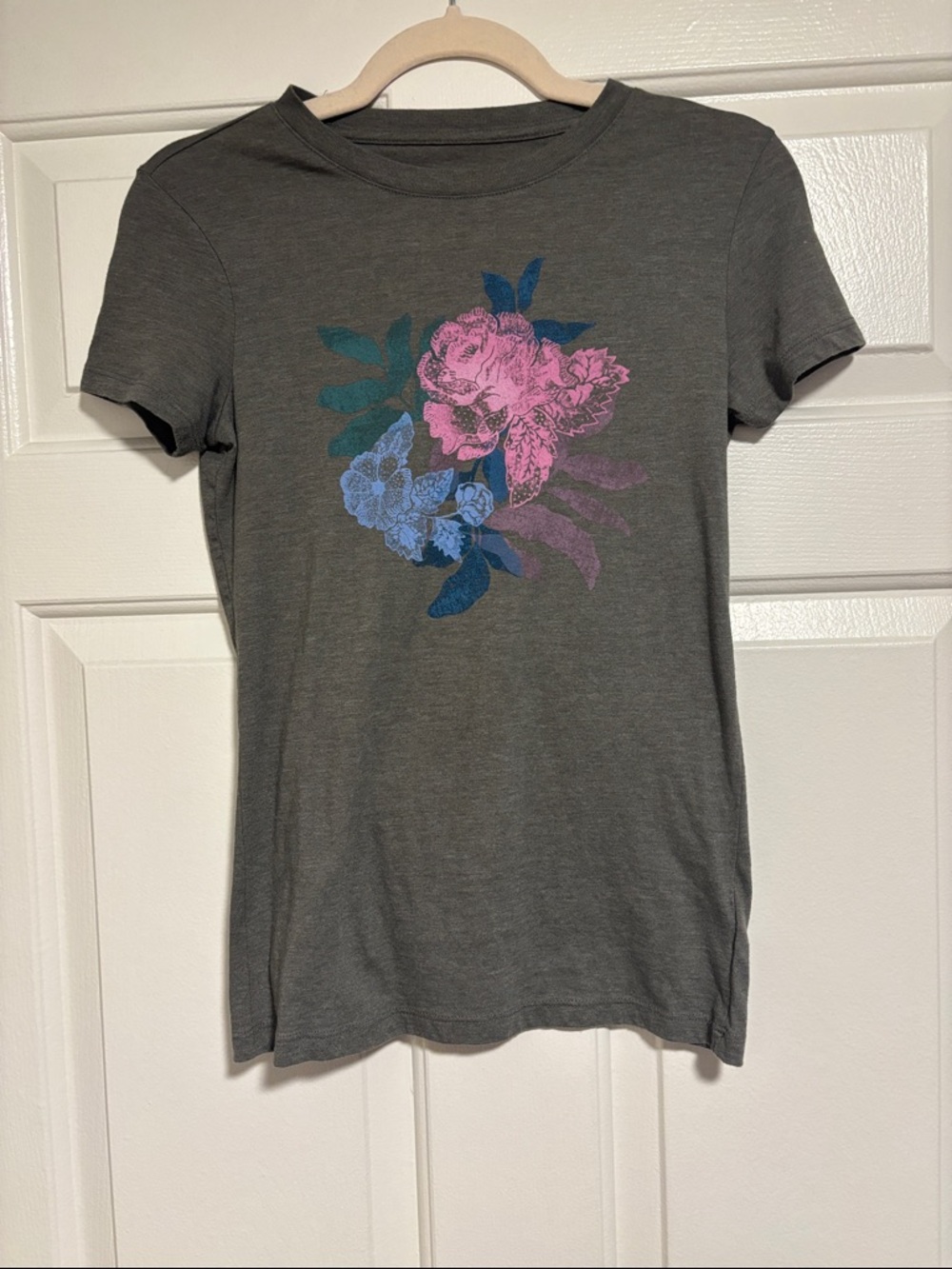 Free State Women's Gray Short-Sleeve Floral Graphic Tee - Pink & Blue Floral